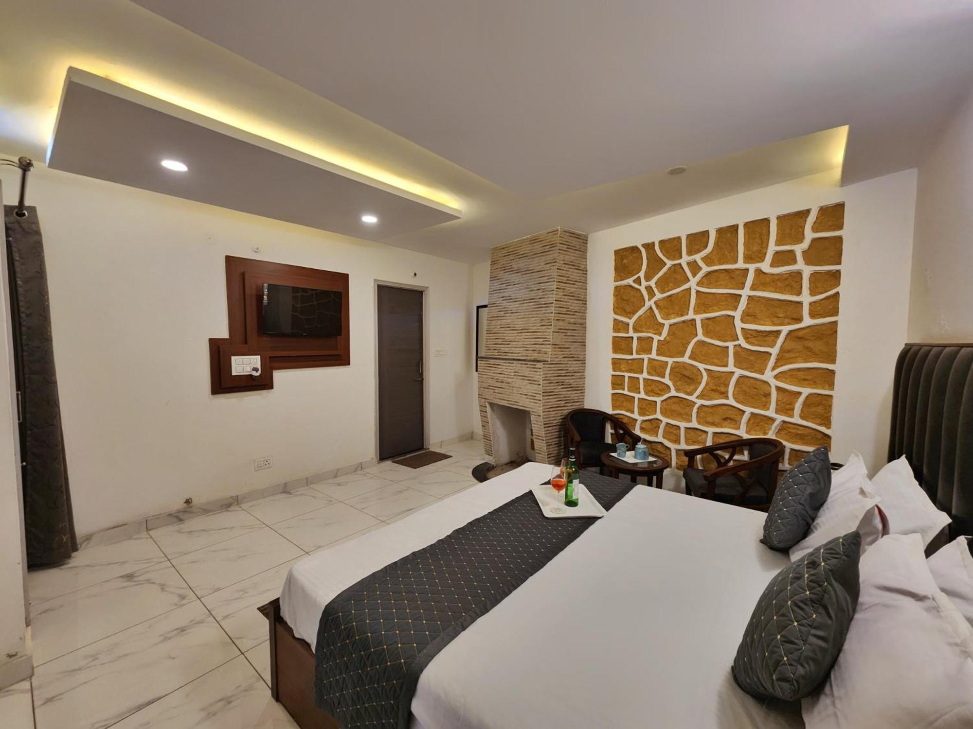 Pine Valley Resort Kasauli Exterior photo